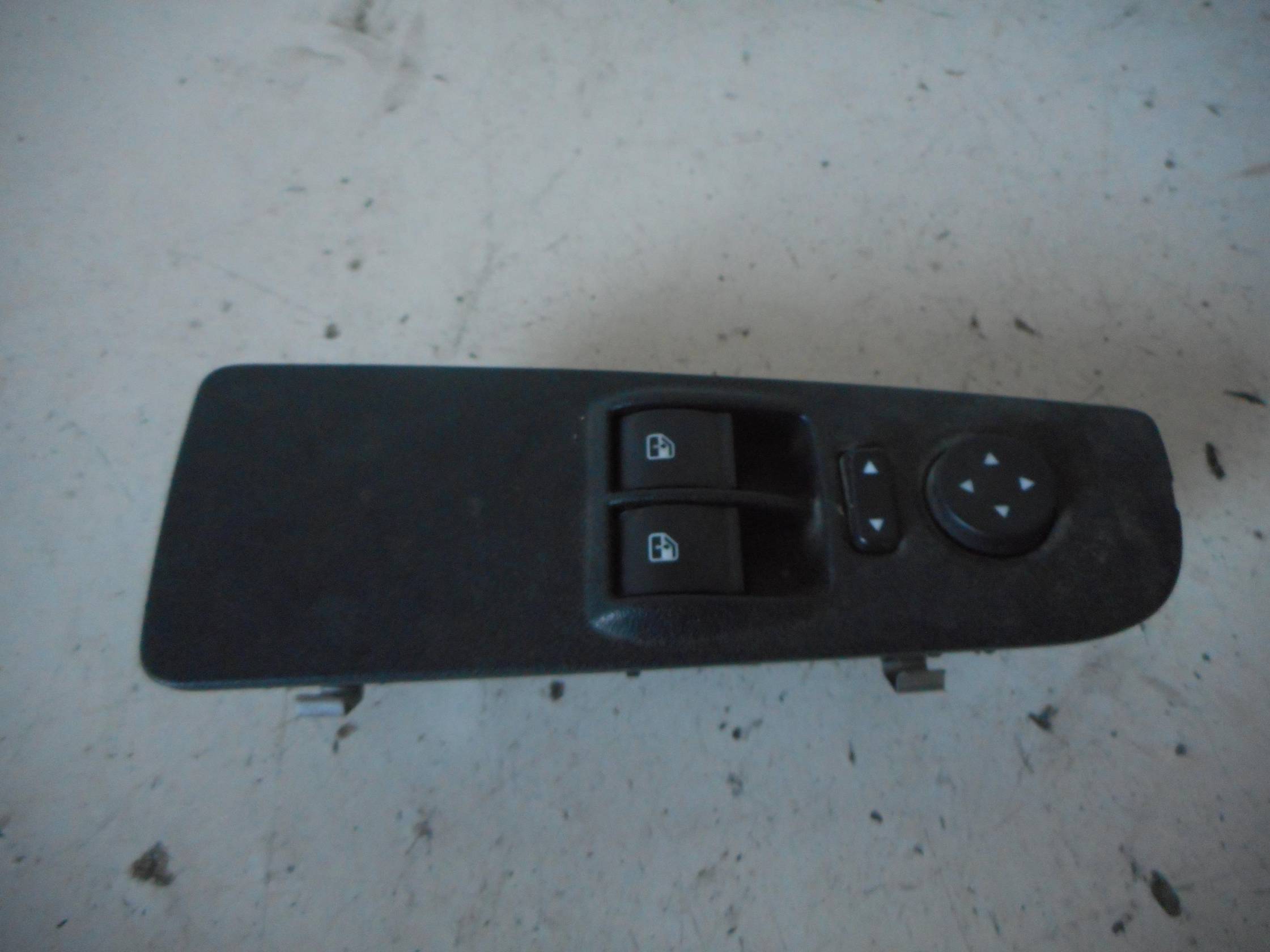 Interruttore alzacristalli porta ant.